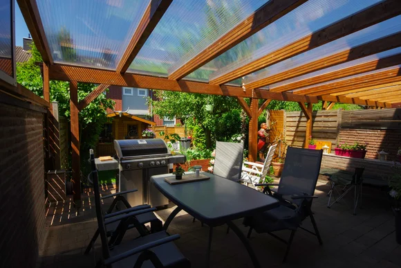 Überdachte Terrasse mit Grill